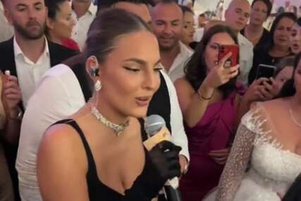 EVRI SAMO PLJUŠTE Džejla Ramović zgrnula malo bogatstvo na svadbi (VIDEO)