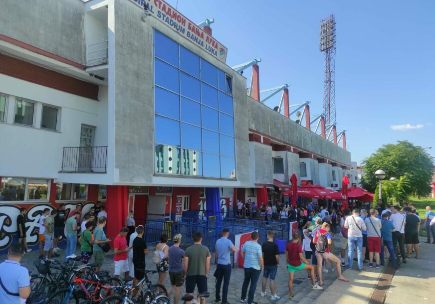 redovi za karte na gradskom stadionu u Banjaluci uoči utakmice Borac Austrija
