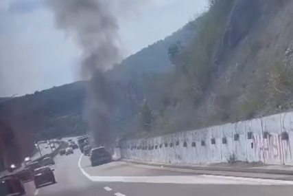Zapalio se automobil: Plamen zahvatio prednji dio vozila (VIDEO)