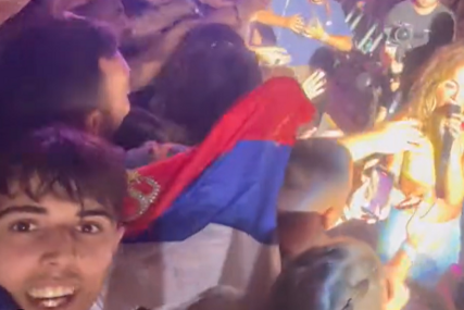 Ovo je dečko koji je Riti Ori dao SRPSKU ZASTAVU: Pjevačica se ogrnula trobojkom, a on vrisnuo od sreće (VIDEO, FOTO)