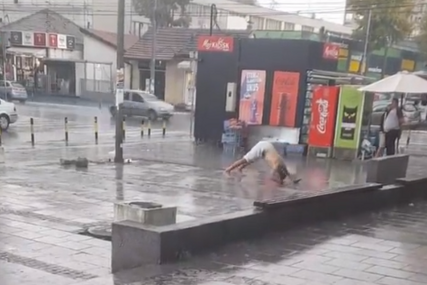 "Nema odmora dok traje obnova" Kiša mu nije pokvarila planove, pogledajte šta radi ovaj momak (VIDEO)