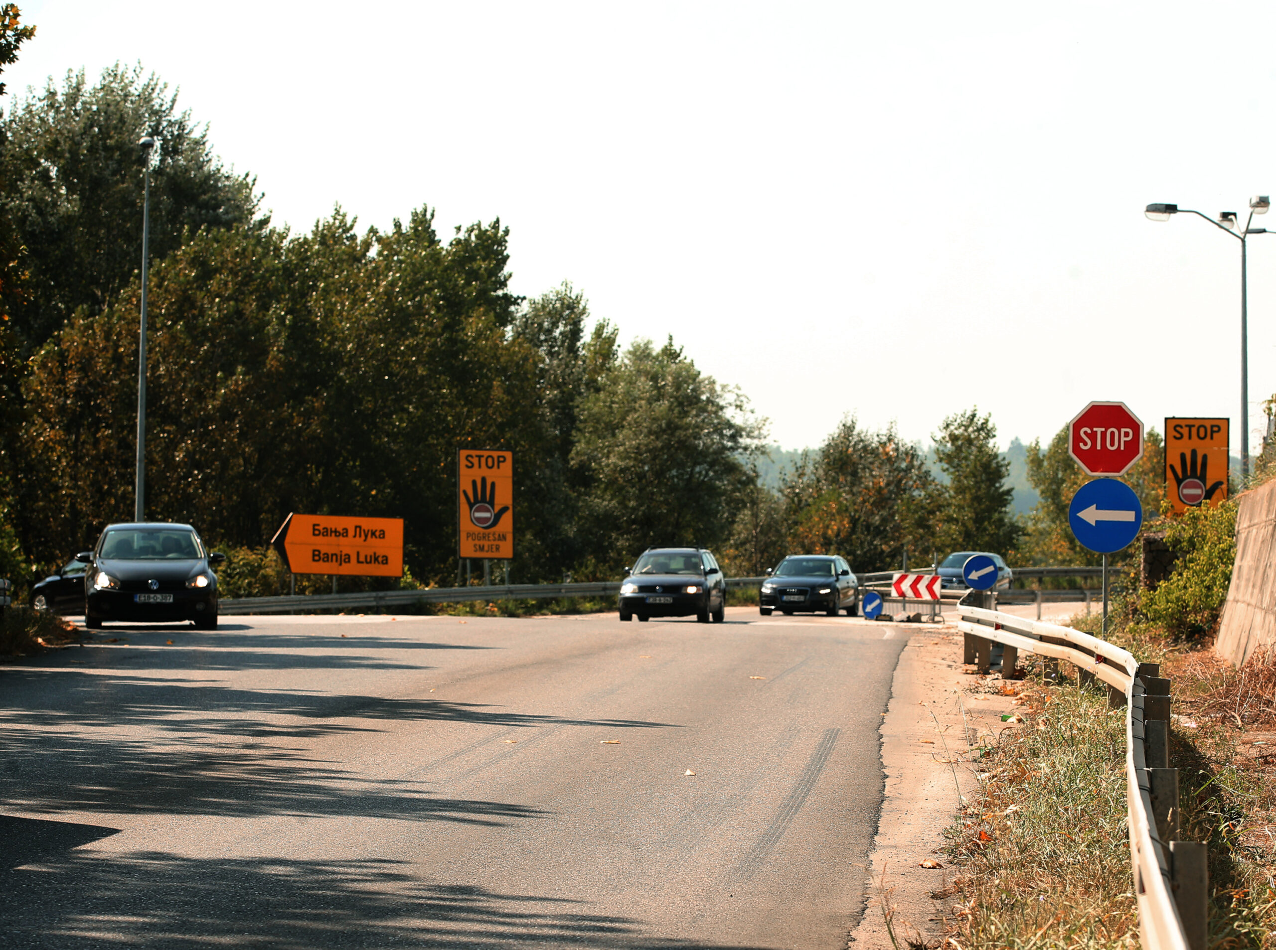 (FOTO) Gužve zbog neočekivanih “pješaka”: Neobična scena u Klašnicama, ovce usporile saobraćaj