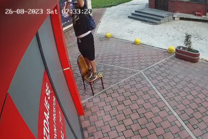 Prepoznajete li ga: Muškarac u Sarajevu ukrao 3 sigurnosne kamere (VIDEO)