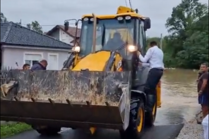 BAGEROM DOŠLI NA KRŠTENJE Bračnom paru iz Hrvatske poplavljena kuća, ali nisu htjeli da odustanu od važnog dana (FOTO, VIDEO)