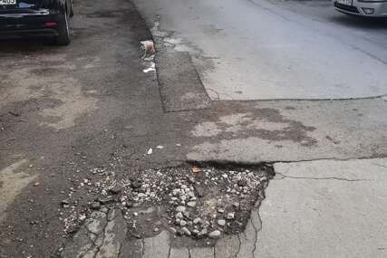 "Ovo je velika sramota" Ulica u banjalučkom naselju Obilićevo u jako lošem stanju, rupe na svakom koraku