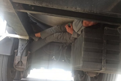 Migrant u šasiji priključnog vozila
