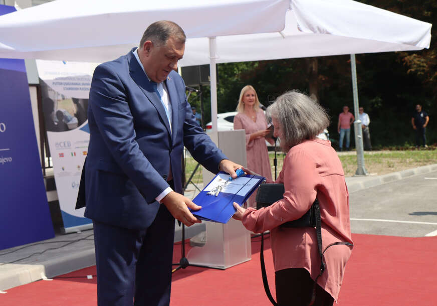 Milorad Dodik uručuje ključeve od stana