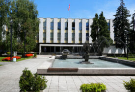 Poslanicima u NSRS POVEĆANA PRIMANJA, da li su to i zaslužili "Zbog čega bi trebalo da se mjere sa običnim radnicima koji žive od samo jedne plate"