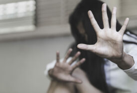 Podignuta optužnica protiv još jednog nasilnika: Uprkos zabrani prilaska, provalio u stan bivše supruge i fizički je zlostavljao