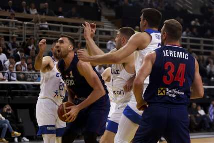 Nikola Milutinov protiv košarkaša Grčke