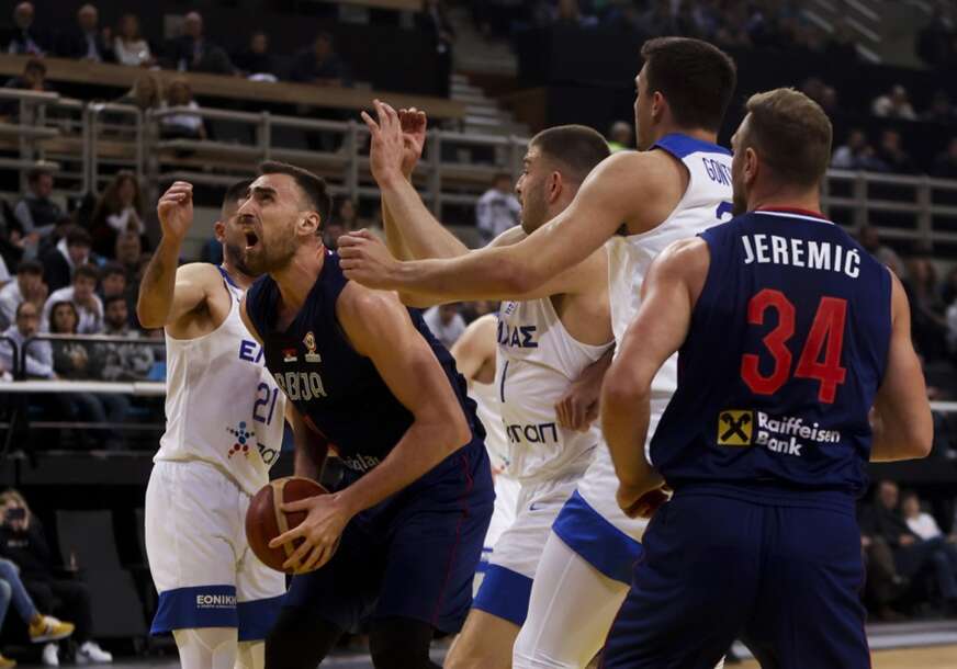 Nikola Milutinov protiv košarkaša Grčke