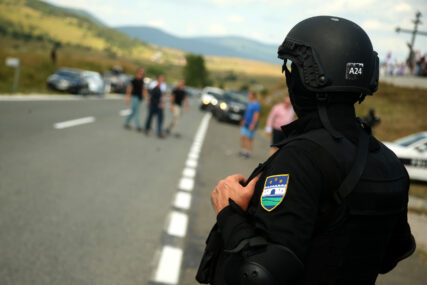 RACIJE KONTROLE I PRETRESI U Tuzlanskom kantonu policija pronašla ručnu bombu, municiju i drogu, te izdala više prekršajnih naloga