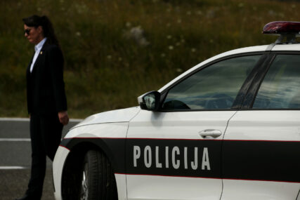 HIT PORUKA Muškarac nepropisano parkirao automobil, policajac mu uz kaznu ostavio i ceduljicu (FOTO)