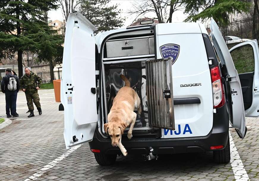 Pas iskače iz policijskog vozila
