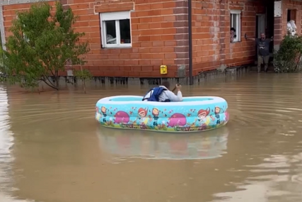 Čovjek se dosjetio kako može pomoći poplavljenim komšijama