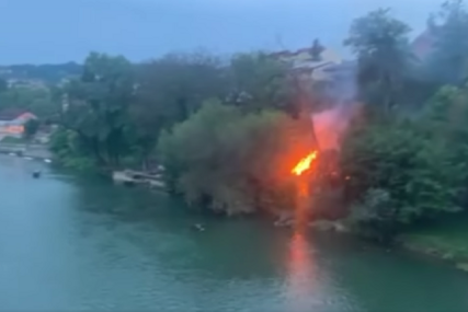 POŽAR U BANJALUCI Plamen u blizini Gradskog mosta (VIDEO)