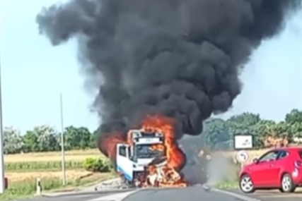 izgorjeli kamion i automobil na putu