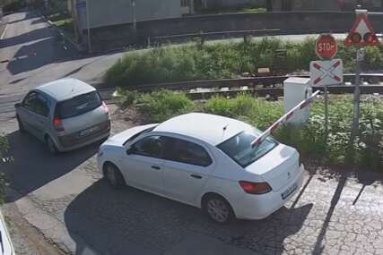 "Nijedan od vozača nije poštovao signalizaciju" Dva auta se zaglavila IZMEĐU RAMPE u Banjaluci dok je nailazio voz (VIDEO)