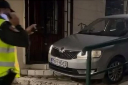 Auto vozio niz stepenice: Arap u centru Sarajeva "promašio" skretanje (VIDEO)
