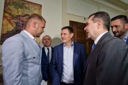 Ponovo spektakl u Gradskoj upravi: Đajić i Stanivuković se svađali u holu i unosili jedan drugome u facu (VIDEO)