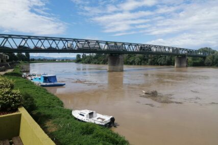 Rijeka nosi stabla, grane i smeće: Raste vodostaj Save kod Gradiške, nema opasnosti od poplave (FOTO)