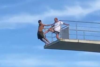 Pojavio se jeziv video sa bazena u Austriji: Spasilac gurnuo mladića sa 10 metara visine u vodu (VIDEO)