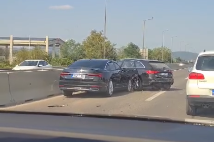 Hitna pomoć na mjestu nesreće: Sudar 3 auta na  putu Banjaluka - Klašnice (VIDEO)