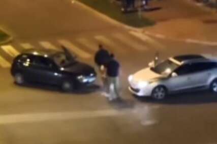 BIZARNA SITUACIJA Vozači blokirali ulicu da bi se posvađali (VIDEO)