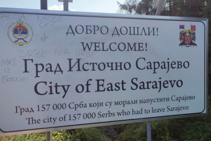 Ćosić razočaran: Uvredljivim porukama prema Srbima išarana tabla dobrodošlice na ulazu u grad