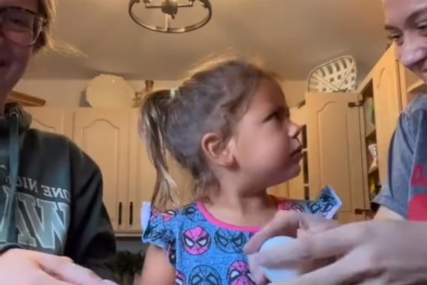 "Vi djeci doslovno razbijate salmonelu o glavu" Pedijatri upozoravaju roditelje da prestanu sa novim bizarnim TikTok izazovom (VIDEO)