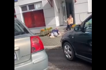 Dva muškarca leže na cesti