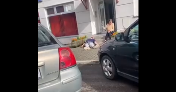 Dva muškarca leže na cesti