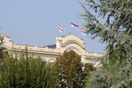 zastave na pola koplja - gradska uprava Banjaluka