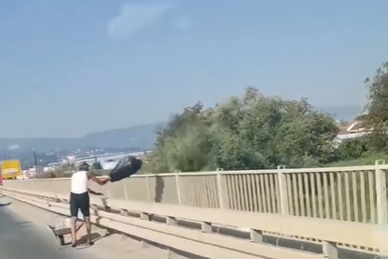"Supruga i ja smo ostali zgroženi tom scenom" Muškarac sa mosta bacao kese PUNE SMEĆA u Zapadnu Moravu (VIDEO)