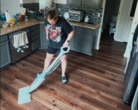 Žena čisti kuću