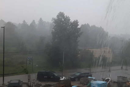 Dramatični prizori na nebu: Jaka oluja pogodila Srbiju, jedan dio zemlje paralisan (VIDEO, FOTO)