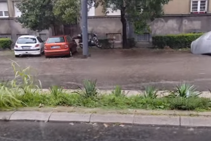 Kolaps u Beogradu: Automobili zaglavljeni u poplavi, vozači se popeli na krovove (VIDEO)