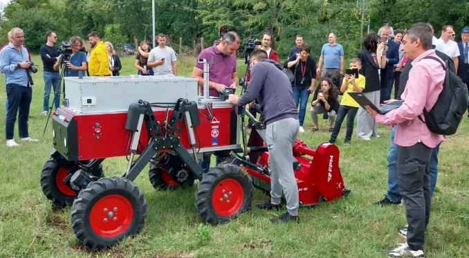 Prvi robot za košenje trave