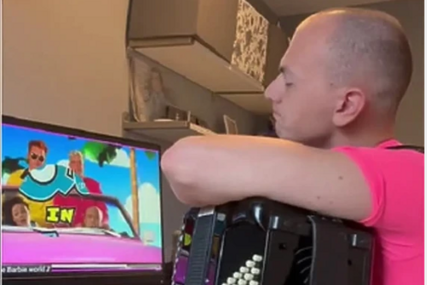 Ovo bi trebalo svirati na svadbama: Muzičar iz Hrvatske pokazao kako "Barbi" zvuči na harmonici (VIDEO)
