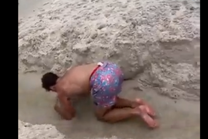 NAPRAVIO JE TO RUČNO Na pješčanoj plaži iskopao poveći kanal, reagovala  policija (VIDEO)