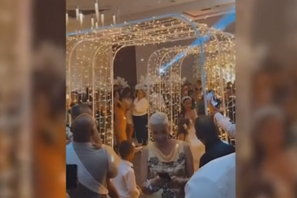Emotivan snimak sa svadbe Darka Lazića: Mala Lorena pleše s tatom i njegovom novom ženom, pjevaču puno srce (VIDEO)