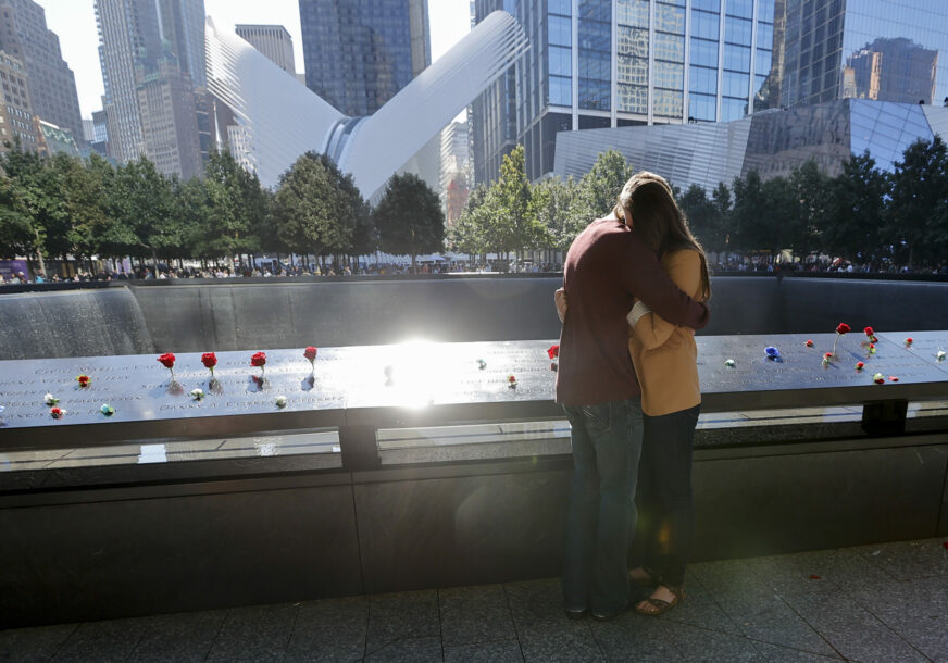 Par zagrljen kod spomenika žrtvama 11. septembra