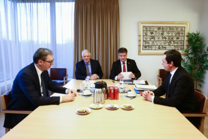 PREGOVORI U BRISELU Počeo zajednički sastanak, Vučić i Kurti za istim stolom (FOTO)