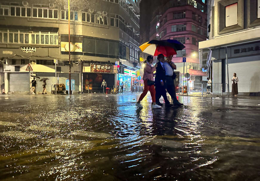 Cijeli grad pod vodom: Obilne padavine prouzrokovale poplave u Hong Kongu (VIDEO)