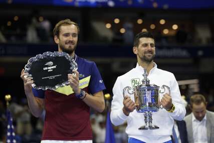 Danil Medvedev i Novak Đoković dodjela trofeja poslije US Opena