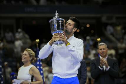 Novak Đoković s peharom US Open