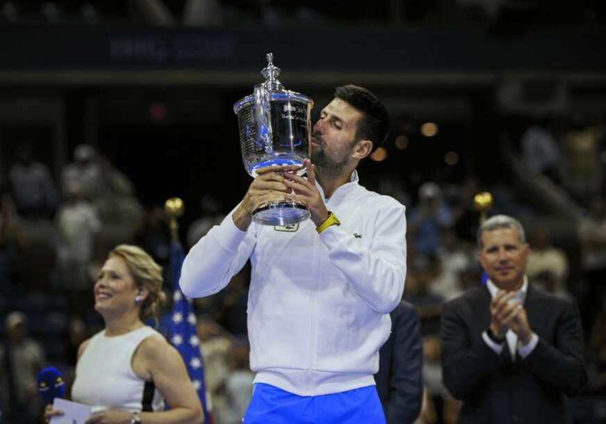 Novak Đoković s peharom US Open