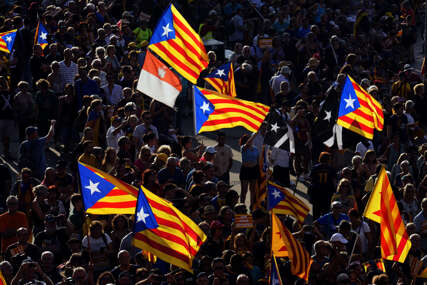 DAN KATALONIJE Nekoliko hiljada ljudi izašlo na ulice Barselone, tražili otcjepljenje od Španije (FOTO)