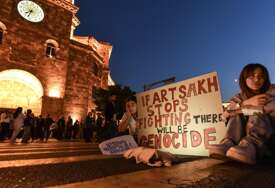 Protesti u Jermeniji: Građani nezadovoljni načinom rješavanja krize u Nagorno-Karabahu (FOTO)