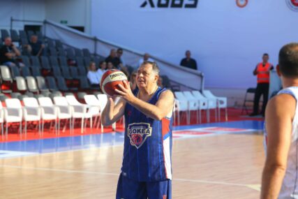 UPISAO SE Dodik zaigrao košarku u revijalnom meču i uspio da postigne poene (FOTO, VIDEO)